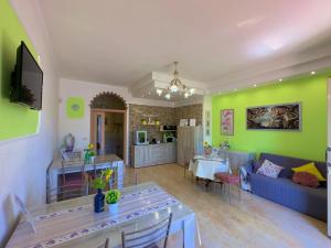 a living room with a couch and a table at B&B Afrodite in Leporano