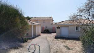 a house with a driveway in front of it at Appartement 2 Pièces Le Domaine de Manon in Signes