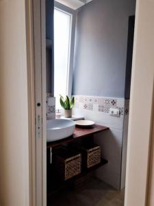 bagno con lavandino e finestra di DreamHouse La Spezia a La Spezia