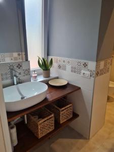 bagno con lavandino bianco e specchio di DreamHouse La Spezia a La Spezia