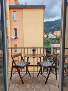 un tavolo e sedie su un balcone con vista di DreamHouse La Spezia a La Spezia