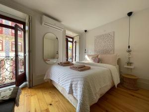 A bed or beds in a room at Historic Porto Balcony Hideaway - Taipas House 60