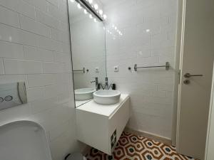 A bathroom at Historic Porto Balcony Hideaway - Taipas House 60