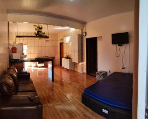 een woonkamer met een bed en een keuken bij Rancho Andrade in Três Marias