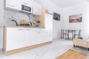 Kuchyň nebo kuchyňský kout v ubytování Apartments Florian