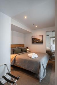Adelaide的住宿－The North Star City View Jacuzzi Sauna，一间卧室配有一张床,上面有两条毛巾