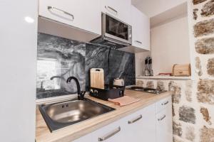 Kuchyň nebo kuchyňský kout v ubytování Apartments Florian