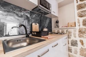 Kuchyň nebo kuchyňský kout v ubytování Apartments Florian