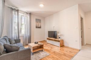 TV a/nebo společenská místnost v ubytování Apartments Florian