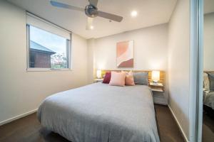 1 dormitorio con 1 cama y ventilador de techo en Huttside Luxury Central Secure Car park, en Adelaida