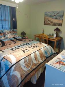 sypialnia z łóżkiem i biurkiem z biurkiem w obiekcie Tropical Paradise Oasis Spa Retreat w mieście Largo