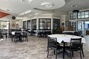 uma sala de jantar com mesas e cadeiras num restaurante em Oceanview Resort*Hot tub*North Topsail Beach em North Topsail Beach