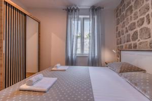 - une chambre avec un lit et 2 serviettes dans l'établissement Apartments Florian, à Lopud