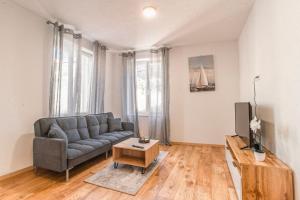 - un salon avec un canapé et une télévision dans l'établissement Apartments Florian, à Lopud
