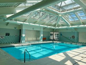 einen großen Pool mit Glasdach in der Unterkunft Holiday Inn Toronto Airport East, an IHG Hotel in Toronto