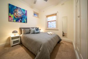 Postel nebo postele na pokoji v ubytování The Fourth Sussex House