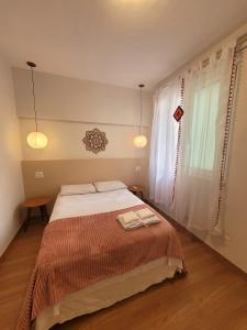 a bedroom with a bed with two towels on it at Apê Turquesa, 190 m da praia do Leme in Rio de Janeiro