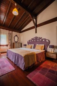 サパンジャにあるBloom Sapancaの木製の天井の客室で、ベッドルーム1室(大型ベッド1台付)