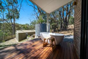 Adelaide Hills Retreat - Surrounded by Nature في Ironbank: حمام مع حوض على سطح خشبي