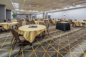 a large room with tables and chairs and a room with tables and chairsktop at Holiday Inn Hotel & Suites Wausau-Rothschild, an IHG Hotel in Rothschild