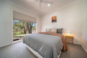 Adelaide Hills Retreat - Surrounded by Nature في Ironbank: غرفة نوم بسرير كبير ونافذة