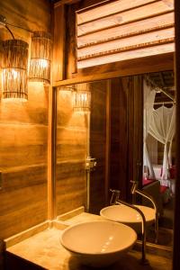 a bathroom with two sinks and a mirror at Rancho do Kite Villas in Prea