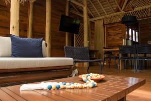 a living room with a couch and a table at Rancho do Kite Villas in Prea