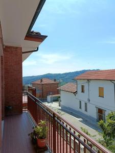 een balkon met uitzicht op de stad bij Affittacamere San Rocco in Aramengo