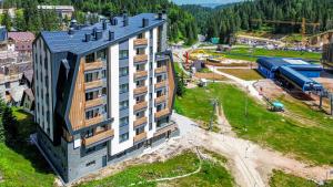 ヤホリナにあるApartman 23 - Aparthotel Poljice Jahorinaの建築中の建物の頭上