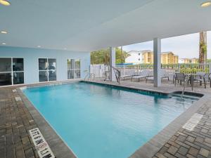 een groot zwembad met blauw water bij Holiday Inn Express & Suites Lakeland North I-4, an IHG Hotel in Lakeland