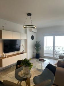 een woonkamer met een bank en een tv bij Casa Blanca in Torrox Costa