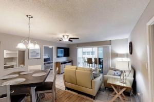 Posezení v ubytování Beachfront Condo Complex, Heated Pool, Gulfview!