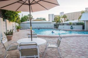 Bazén v ubytování Beachfront Condo Complex, Heated Pool, Gulfview! nebo v jeho okolí