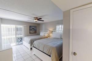 Postel nebo postele na pokoji v ubytování Beachfront Condo Complex, Heated Pool, Gulfview! + 20 fotografií