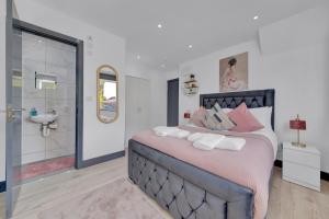 - une chambre avec un grand lit et une salle de bains dans l'établissement Immaculate 1-Bed Studio in Feltham Heathrow London, à Feltham