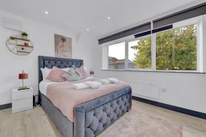- une chambre avec un grand lit et une fenêtre dans l'établissement Immaculate 1-Bed Studio in Feltham Heathrow London, à Feltham