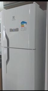 congelador blanco dentro de una cocina en Aguas Quentes 601-B, en Caldas Novas
