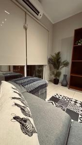 uma sala de estar com duas camas num quarto em Dpto Santiago Centro em Resistência