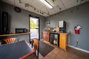 a kitchen with a table and a dining room at Sleep-ees Inn, Saginaw & Frankenmuth in Saginaw +9 photos
