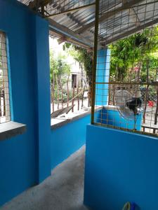 Habitación con una pared azul y una ventana en ashing kobe guest house 