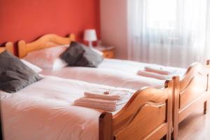 Postel nebo postele na pokoji v ubytování Relais Fleuri
