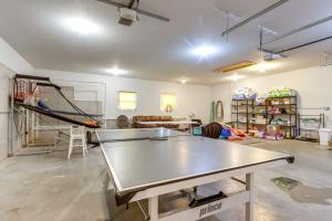 Bordtennis på Dock and Hot Tub Lakefront Camdenton Haven! eller i nærheden