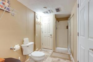 Et badeværelse på Dock and Hot Tub Lakefront Camdenton Haven! + 27 billeder