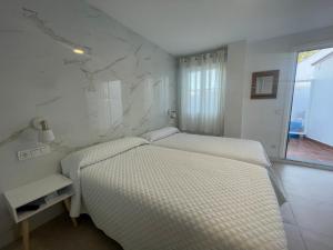 Кровать или кровати в номере Hostal Montevideo beachfront