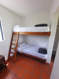 um quarto com 2 beliches e uma escada em Casa GaTo Tequisquiapan em La Tortuga