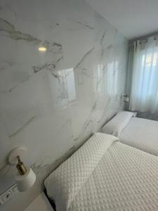 Кровать или кровати в номере Hostal Montevideo beachfront