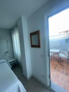 Кровать или кровати в номере Hostal Montevideo beachfront
