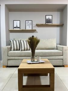 Una sala de estar con un sofá y una mesa de café. en Espacio 20, en Salta