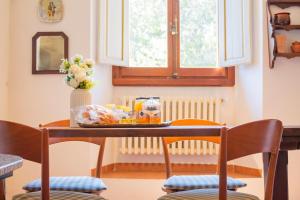 una mesa con una bandeja de comida. en Machiavelli Superior House, en Florencia