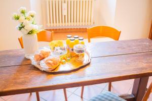 bandeja de comida y bebida en una mesa de madera en Machiavelli Superior House, en Florencia 27 fotos más